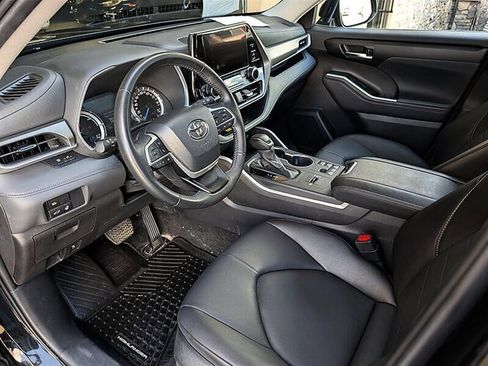 Used 2025 Toyota Highlander XLE AWD/4WD image 2