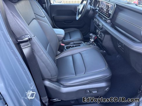 Used 2025 Jeep Wrangler Sahara image 17
