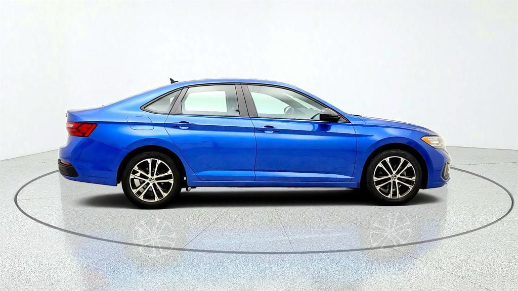 Used 2022 Volkswagen Jetta Sport FWD image 4