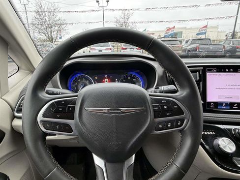 Used 2022 Chrysler Pacifica Touring-L image 22