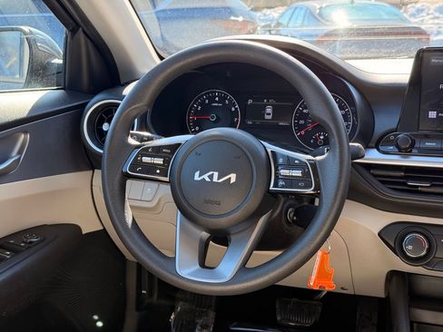 Used 2022 Kia Forte LXS w/ LXS Technology Package FWD image 4