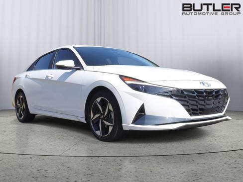 Used 2023 Hyundai Elantra Limited w/ Cargo Package image 3