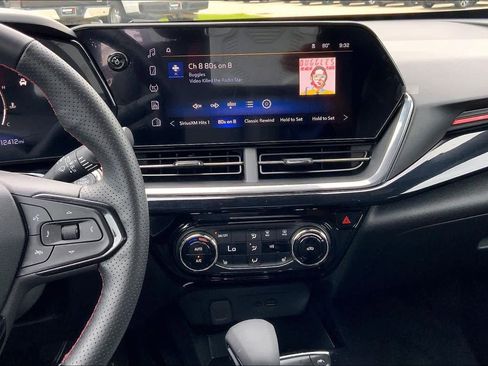 Used 2025 Chevrolet Trax RS FWD image 8