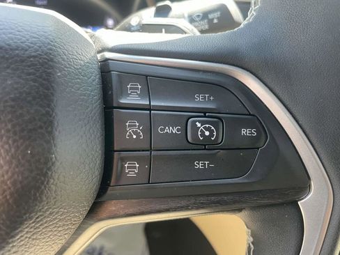 Used 2025 Jeep Grand Cherokee Limited image 33