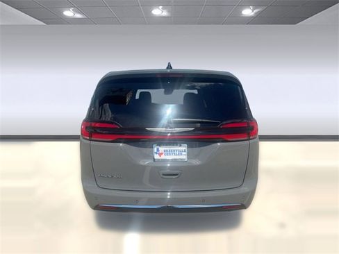 New 2025 Chrysler Pacifica Select image 9