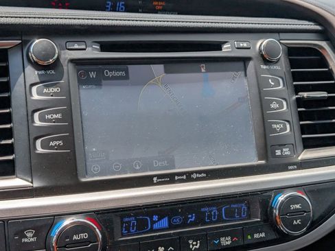 Used 2018 Toyota Highlander XLE image 24