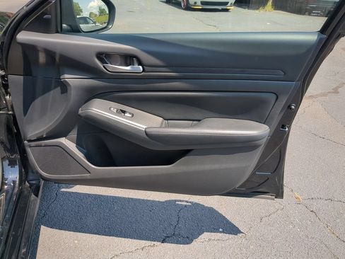 Used 2025 Nissan Altima 2.5 SV FWD image 32
