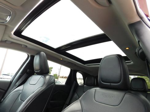 Used 2019 Jeep Cherokee Limited AWD/4WD image 18