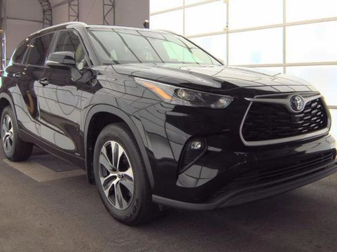 Used 2023 Toyota Highlander XLE AWD/4WD image 3