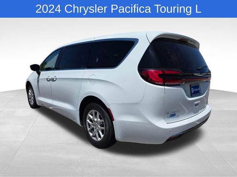 Used 2024 Chrysler Pacifica Touring-L FWD image 6