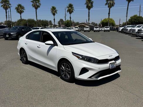 Used 2022 Kia Forte LXS FWD image 2