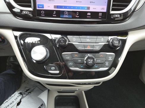 Used 2022 Chrysler Pacifica Touring-L image 55