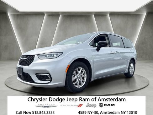 Used 2024 Chrysler Pacifica Touring-L FWD image 1