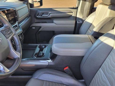 Used 2024 Chevrolet Silverado 2500 ZR2 w/ Technology Package image 22