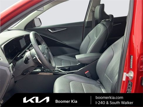 Used 2023 Kia Niro SX Touring image 17