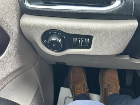 Used 2020 Chrysler Pacifica Limited image 28