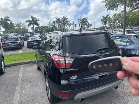 Used 2018 Ford Escape Titanium image 3