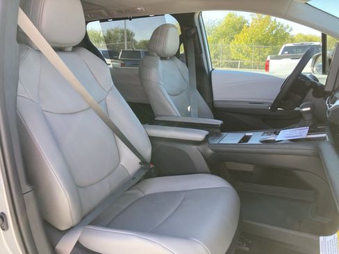 Certified 2025 Toyota Sienna XLE image 28