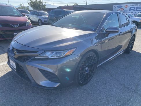 Used 2018 Toyota Camry SE FWD image 2