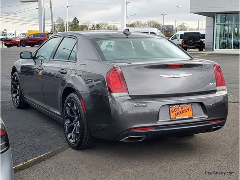 Used 2019 Chrysler 300 Touring w/ Sport Appearance Package RWD image 7