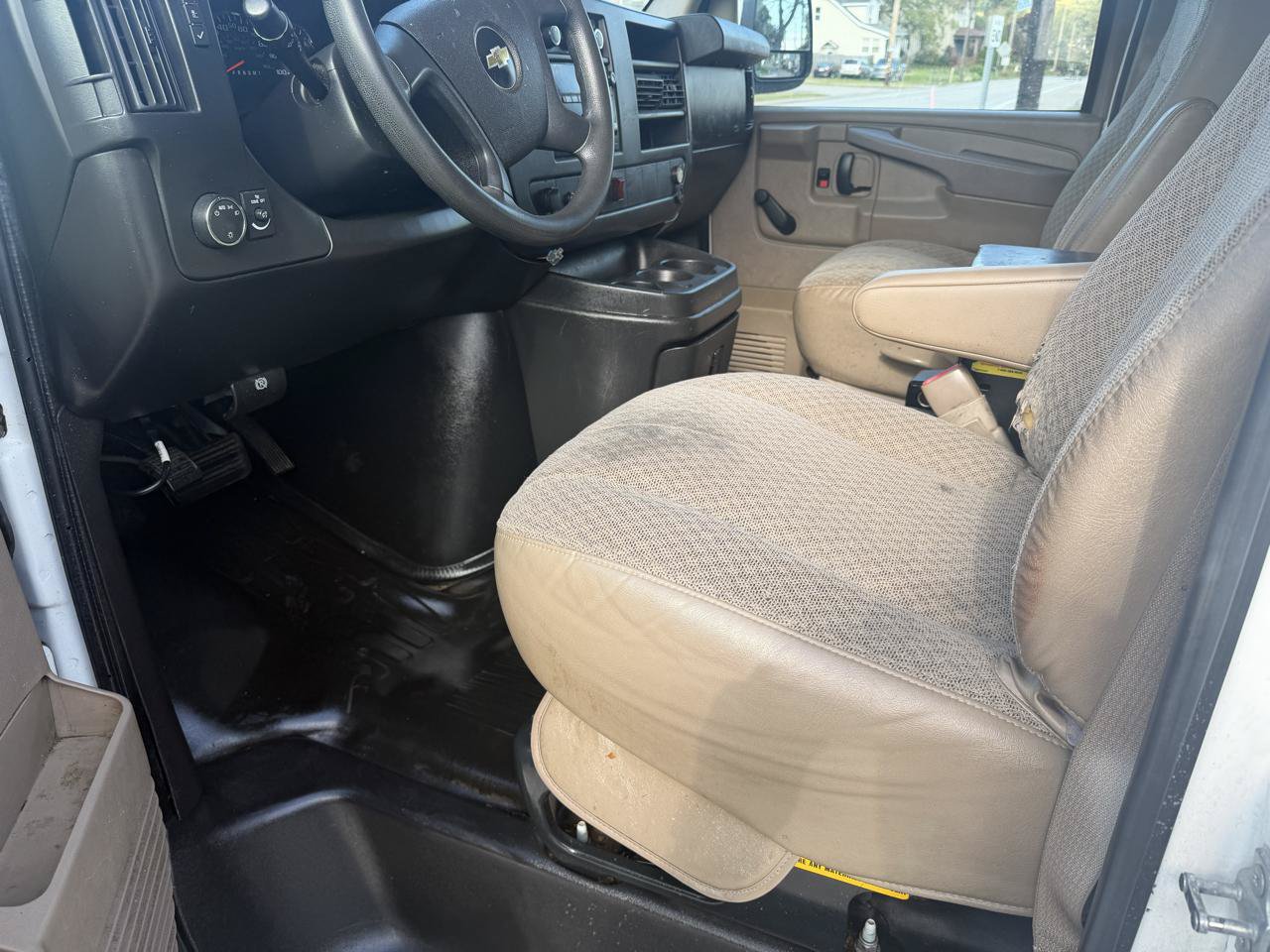 Used 2011 Chevrolet Express 2500 RWD image 14