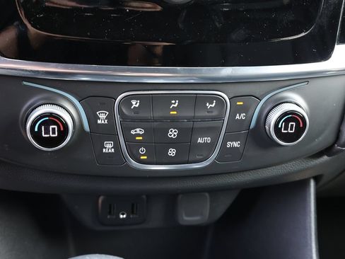 Used 2023 Chevrolet Traverse LT FWD image 27