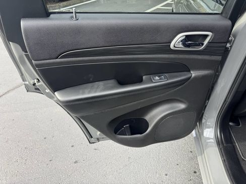 Used 2019 Jeep Grand Cherokee Altitude image 17