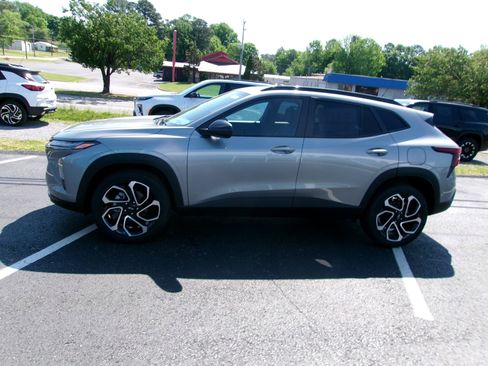 New 2026 Chevrolet Trax RS w/ Sunroof Package FWD image 6