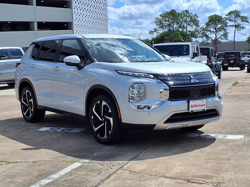 Used 2024 Mitsubishi Outlander SE FWD image 2