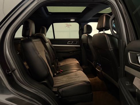 Used 2017 Ford Explorer XLT w/ Equipment Group 202A AWD/4WD image 30