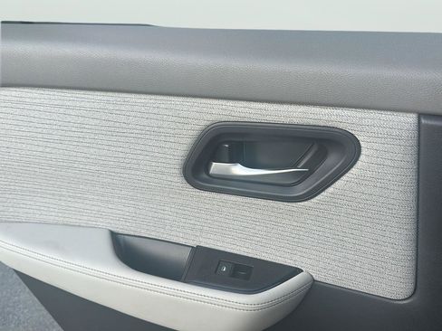 Used 2023 Nissan Rogue SV AWD/4WD image 9