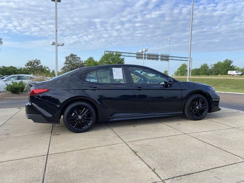 Used 2025 Toyota Camry SE image 12