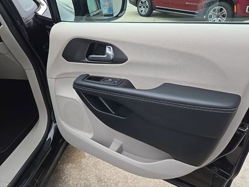 Used 2024 Chrysler Pacifica Touring-L image 68