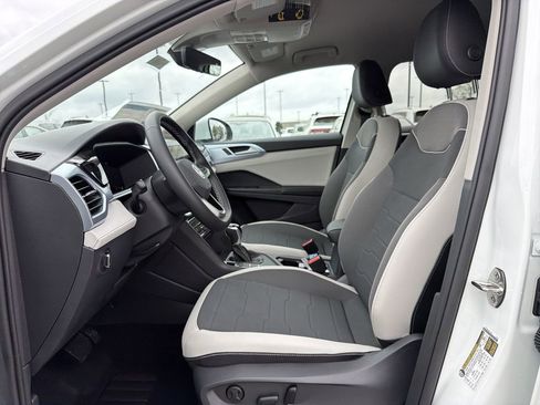 New 2026 Volkswagen Taos SE FWD image 11
