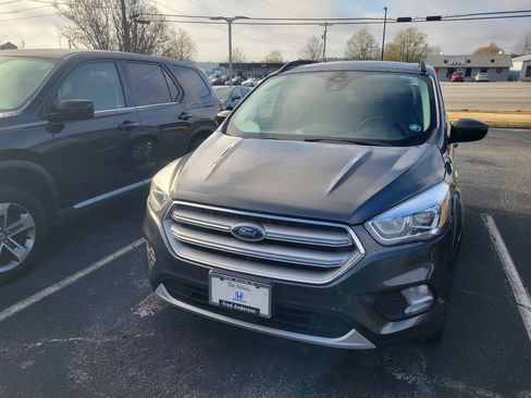 Used 2019 Ford Escape SEL image 2