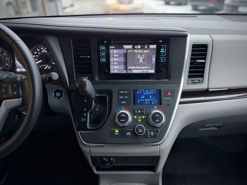Used 2017 Toyota Sienna XLE image 14