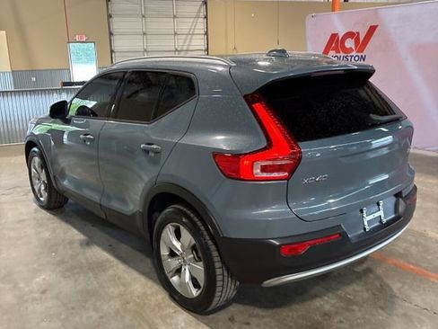Used 2020 Volvo XC40 T5 Momentum image 2