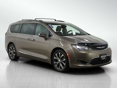 Used 2017 Chrysler Pacifica Limited image 7