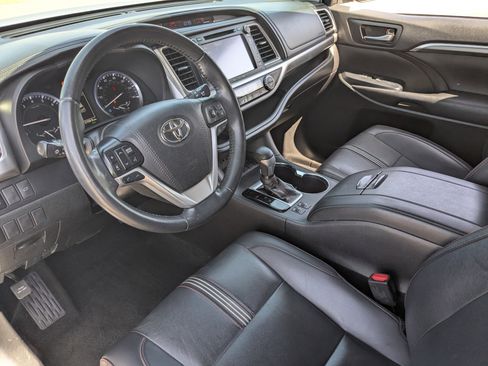 Used 2019 Toyota Highlander SE FWD image 19