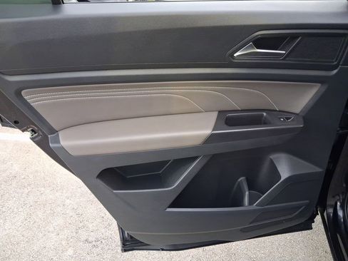 Certified 2022 Volkswagen Atlas Cross Sport SE image 11