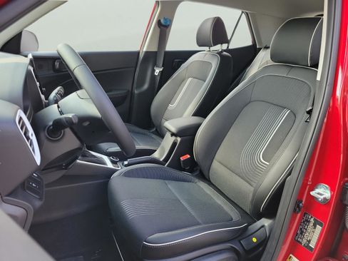 Used 2025 Hyundai Venue Limited FWD image 12