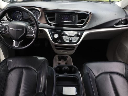 Used 2017 Chrysler Pacifica Touring-L FWD image 2