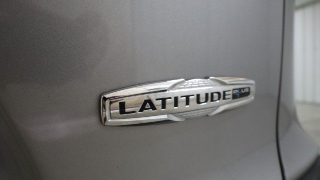 Used 2020 Jeep Cherokee Latitude Plus w/ Comfort/Convenience Group FWD image 23