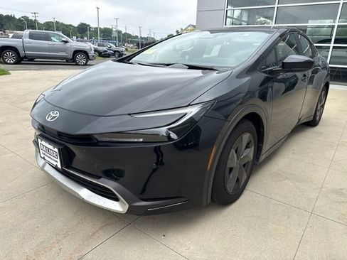 Used 2024 Toyota Prius Prime FWD image 3