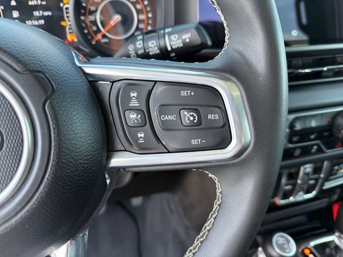 Used 2025 Jeep Wrangler Unlimited Sahara AWD/4WD image 16