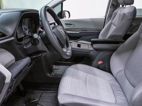 Used 2024 Toyota Sienna LE w/ LE Plus Package FWD image 8