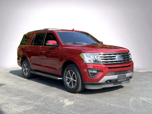 Used 2018 Ford Expedition XLT w/ Equipment Group 202A AWD/4WD image 2