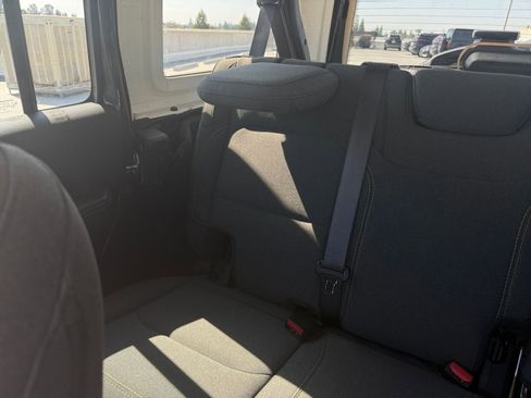 Used 2025 Jeep Wrangler Sahara image 38