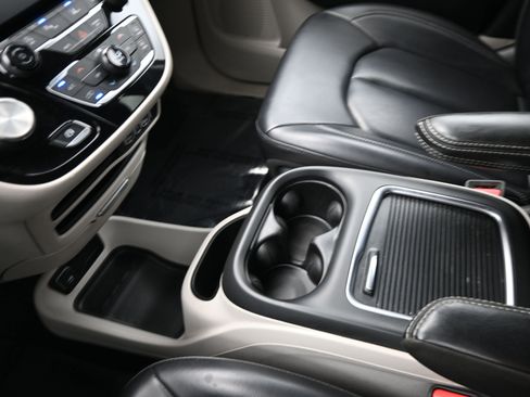 Used 2023 Chrysler Pacifica Touring-L image 12