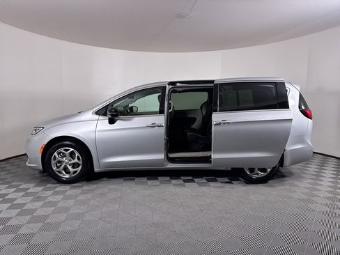 Used 2024 Chrysler Pacifica Limited image 9